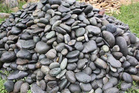 Kamenclub.ru: Темно-серый валунчик фр.100-300 мм.  купить в Нововоронеже крупный природный камень серый, темно-серый, светло-серый речная галька большого размера окатанная 4500 руб/т   фото КАМЕНЬ КЛУБ