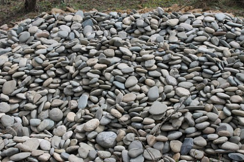 Kamenclub.ru: Галька речная плоская (ассорти) фр. 100-200-300 мм купить  в Нововоронеже галька галечник природный серый, белый темно-серый синий рыжий светло-серый природная галька плоская крупная 8000 руб/т   фото КАМЕНЬ КЛУБ