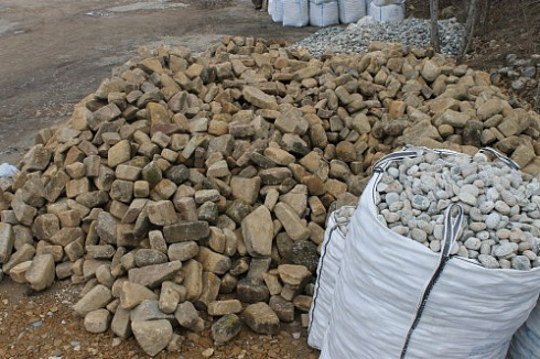 Kamenclub.ru: Песчаник для строительства и кладки блочный (фр 100-200 мм)  купить в Нововоронеже песчаник бежевый серый рыжий валун мелкий для строительства песчаник 6500 руб/т   фото КАМЕНЬ КЛУБ