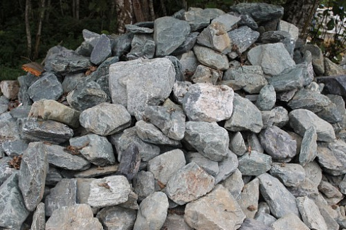 Kamenclub.ru: Гранит скальник (серо-зеленый) фр. 100-500 мм.  купить в Нововоронеже гранит зеленый, серый, салатовый крупный ландшафтный валун 6 000 руб/т   фото КАМЕНЬ КЛУБ