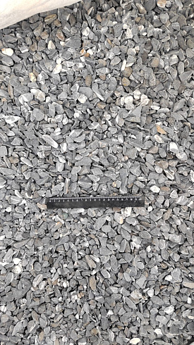 Kamenclub.ru: Щебень галтованный черный (мрамор) фр.10-20 мм.  купить в Нововоронеже мрамор черный с белыми прожилками, черный, белый окатанный округлый ландшафтный декоративный щебень 15000 руб/т   фото КАМЕНЬ КЛУБ