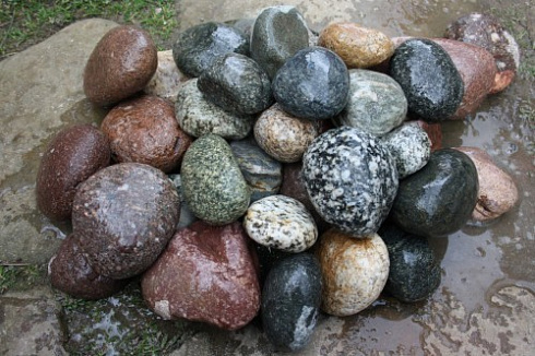 Kamenclub.ru: Галька окат (цветная картошка) фр. 50-100 мм. купить  в Нововоронеже галька природная окатанная серый белый цветной синий темно-серый коричневый округлый галечник окатанный 6800 руб/т   фото КАМЕНЬ КЛУБ