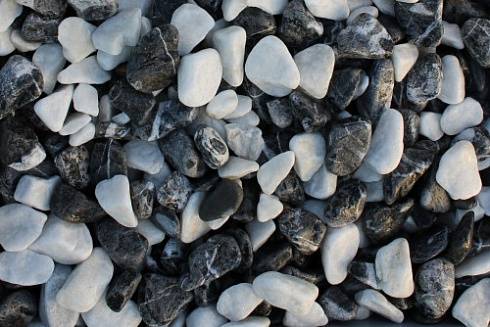 Kamenclub.ru: Мраморная крошка (щебень галтованный микс:зеленый-черный) фр.10-20 мм.  купить в Нововоронеже мрамор зеленый, черный декоративные ландшафтные окатанные округлые камни щебня 14500 руб/т   фото КАМЕНЬ КЛУБ