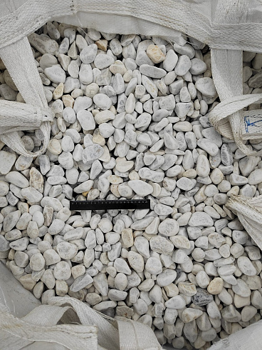 Kamenclub.ru: Мраморная крошка (щебень галтованный белый) фр.40-70 мм.  купить в Нововоронеже мрамор белый молочный айвори окатанный округлый природный камень 17000 руб/т   фото КАМЕНЬ КЛУБ