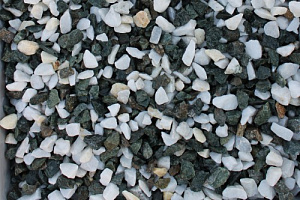 Kamenclub.ru: Мраморная крошка (щебень крошка микс: белый-зеленый) фр. 10-20 мм.  купить в Нововоронеже мрамор белый, зеленый каменная ландшафтная декоративная крошка щебня 9500 руб/т   фото КАМЕНЬ КЛУБ