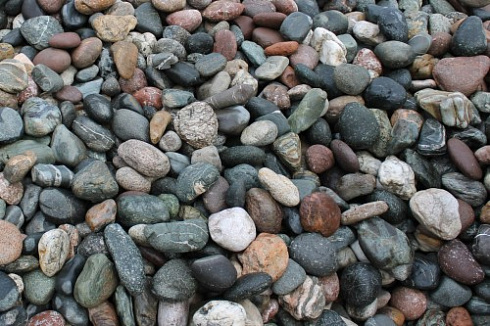 Kamenclub.ru: Галька речная окат (ассорти) фр. 50-100 мм. купить  в Нововоронеже галька природная округлая серая белая черная серая коричневая синяя галька речная окатанная округлая 6200 руб/т   фото КАМЕНЬ КЛУБ