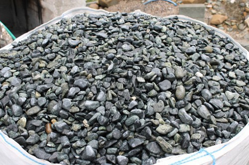 Kamenclub.ru: Щебень галтованный зеленый (змеевик) фр. 20-40 мм.  купить в Нововоронеже мрамор зеленый, салатовый оголтованный щебень мраморный 12500 руб/т   фото КАМЕНЬ КЛУБ