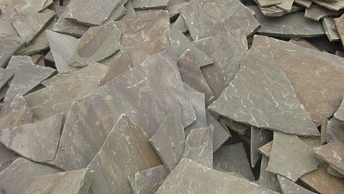 Kamenclub.ru: Песчаник пластушка серо-зеленый (4,0 см- 5,0 см)  купить в Нововоронеже песчаник серо-зеленый, серый, зеленый песчаник рваный ландшафтный колотый 9000 руб/м3   фото КАМЕНЬ КЛУБ