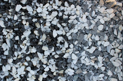 Kamenclub.ru: Мраморная крошка (щебень крошка микс : черный-белый) фр. 10-20 мм.  купить в Нововоронеже мрамор белый, черный каменная декоративная крошка ландшафтная 12000 руб/т   фото КАМЕНЬ КЛУБ