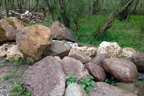 Kamenclub.ru: Конгломераты фр. 300-1000 мм.  купить в Нововоронеже кварц мрамор диабаз коричневый, серый зеленоватый речной валун крупный 6500 руб/т   фото КАМЕНЬ КЛУБ