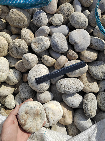 Kamenclub.ru: Галька речная окат (серо-белая) фр. 70-120 мм купить  в Нововоронеже галька галечник бело-серая, серо-белая, серая, белая речная природная галька  8000 руб/т   фото КАМЕНЬ КЛУБ