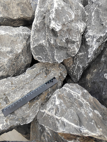 Kamenclub.ru: Черный мрамор скальник фр. 100-500 мм.  купить в Нововоронеже мрамор черный белый серый крупный колотый валун ландшафтный 8500 руб/т   фото КАМЕНЬ КЛУБ