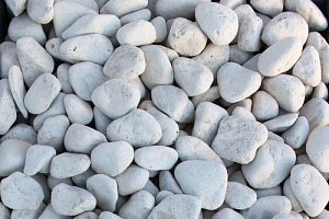 Kamenclub.ru: Щебень галтованный белый (мрамор) фр.5-10 мм.  купить в Нововоронеже мрамор белый, айвори, молочный каменная мраморная декоративная ландшафтная крошка 17000 руб/т   фото КАМЕНЬ КЛУБ