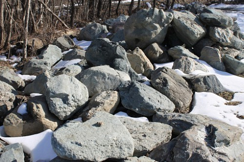 Kamenclub.ru: Гранит скальник (серо-зеленый) фр. 500-1500 мм.  купить в Нововоронеже гранит мрамор  серый зеленый темно-серый глыба скальная колотая ландшафтная 7 500 руб/т   фото КАМЕНЬ КЛУБ