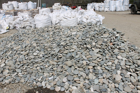 Kamenclub.ru: Галька речная плоская (серо-белая) фр. 70-120 мм. купить  в Нововоронеже галька галечник речной серый, белый окатанная плоская  природная галька 9000 руб/т   фото КАМЕНЬ КЛУБ