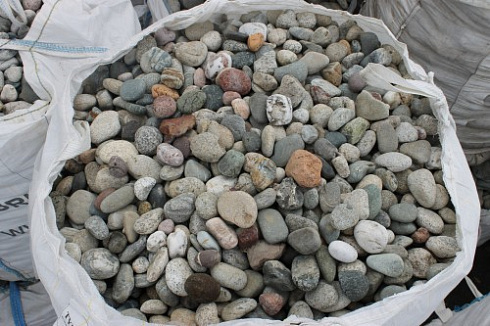 Kamenclub.ru: Галька окат (цветная картошка) фр. 50-100 мм. купить  в Нововоронеже галька природная окатанная серый белый цветной синий темно-серый коричневый округлый галечник окатанный 6800 руб/т   фото КАМЕНЬ КЛУБ