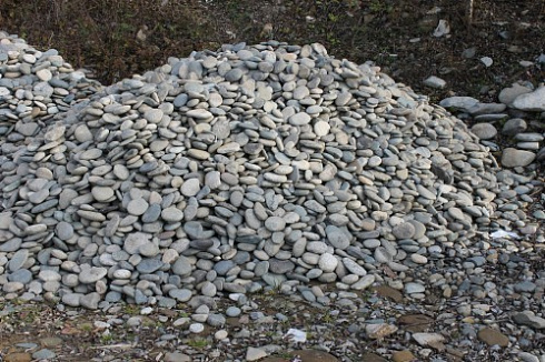 Kamenclub.ru: Галька речная плоская (ассорти) фр. 70-150 мм. купить  в Нововоронеже галька галечник серый белый темно-серый синий светло-серый плоская природная галька  9000 руб/т   фото КАМЕНЬ КЛУБ