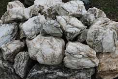 Kamenclub.ru: Мраморизированный известняк фр. 100-500 мм.  купить в Нововоронеже известняк серый белый темно-серый сероватый валун природного образования окатанный 10500 руб/т   фото КАМЕНЬ КЛУБ