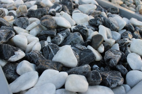 Kamenclub.ru: Мраморная крошка (щебень галтованный микс:: белый-черный) фр.20-40 мм  купить в Нововоронеже мрамор белый, черный мраморный галтованный щебень 15500 руб/т   фото КАМЕНЬ КЛУБ