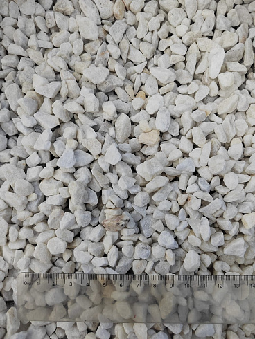 Kamenclub.ru: Мраморная крошка, щебень, цвет-белый, фр. 5-10 мм.  купить в Нововоронеже мрамор белый, айвори, молочный мраморная каменная крошка ландшафтная 12000 руб/т   фото КАМЕНЬ КЛУБ