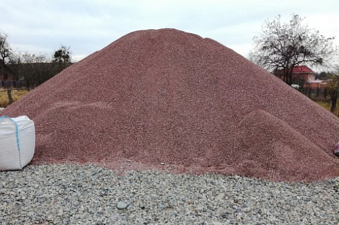 Kamenclub.ru: Мраморная крошка (щебень крошка розовый) фр. 5-10 мм.  купить в Нововоронеже мрамор розовый, красный щебень колотый ландшафтный декоративный  11000 руб/т   фото КАМЕНЬ КЛУБ