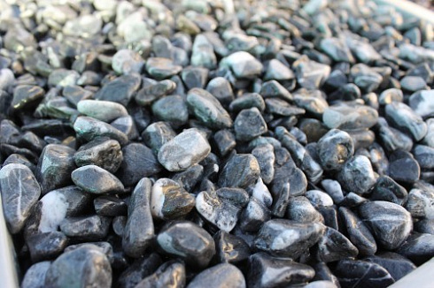 Kamenclub.ru: Щебень галтованный черный (мрамор) фр.10-20 мм.  купить в Нововоронеже мрамор черный с белыми прожилками, черный, белый окатанный округлый ландшафтный декоративный щебень 15000 руб/т   фото КАМЕНЬ КЛУБ
