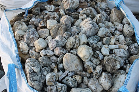 Kamenclub.ru: Кварцевый валунчик фр.100-300 мм.  купить в Нововоронеже кварц белый, бежевый молочный рыжий крупный природный камень галечник 7850 руб/т   фото КАМЕНЬ КЛУБ