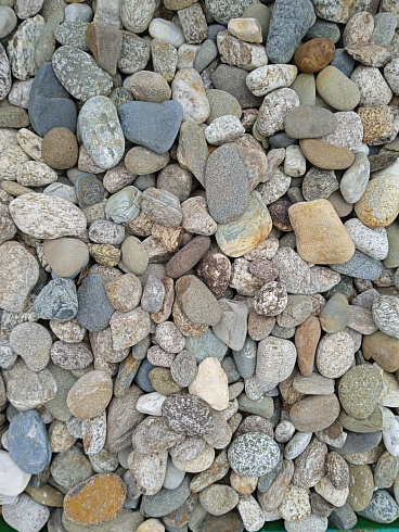 Kamenclub.ru: Галька горная речная окат (цветная) фр. 20-40 мм. купить  в Нововоронеже галька речная серый синий бежевый белый окатанная речная галька ландшафтная 6800 руб/т   фото КАМЕНЬ КЛУБ