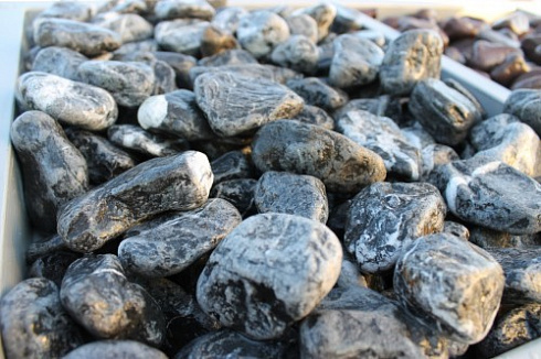 Kamenclub.ru: Щебень галтованный черный (мрамор) фр. 50-100 мм.  купить в Нововоронеже мрамор черный с белыми прожилками щебень ландшафтный мраморный 15000 руб/т   фото КАМЕНЬ КЛУБ