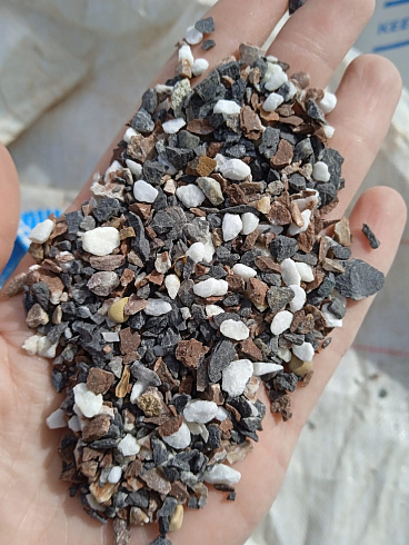 Kamenclub.ru: Мраморная крошка (щебень галтованный микс:белый-черный-розовый-медовый) фр.5-10 мм.  купить в Нововоронеже мрамор белый, медовый, черный, розовый мраморный галтованный щебень декоративный ландшафтный 15500 руб/т   фото КАМЕНЬ КЛУБ