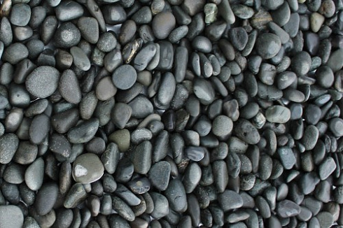 Kamenclub.ru: Галька речная окат (темно-серая) фр. 70-150 мм. купить  в Нововоронеже галька речная темно-серая, синяя, серая речная галька округлая  8000 руб/т   фото КАМЕНЬ КЛУБ