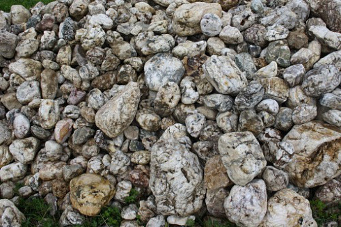 Kamenclub.ru: Кварцевый валунчик фр.100-300 мм.  купить в Нововоронеже кварц белый, бежевый молочный рыжий крупный природный камень галечник 7850 руб/т   фото КАМЕНЬ КЛУБ