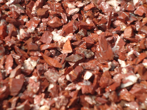 Kamenclub.ru: Щебень крошка красный (ЯШМА) фр. 20-40 мм.  купить в Нововоронеже яшма красный, бордовый декоративный ландшафтный щебень 9000 руб/т   фото КАМЕНЬ КЛУБ