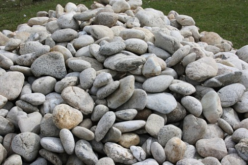 Kamenclub.ru: Бело-серый валунчик фр.100-300 мм.  купить в Нововоронеже крупный камень для ландшафта серый, белый бело-серый валун крупная галька 4500 руб/т   фото КАМЕНЬ КЛУБ