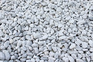 Kamenclub.ru: Мраморная крошка (щебень галтованный белый) фр.10-20 мм.  купить в Нововоронеже мрамор белый, молочный, айвори окатанный округлый декоративный ландшафтный щебень 17000 руб/т   фото КАМЕНЬ КЛУБ