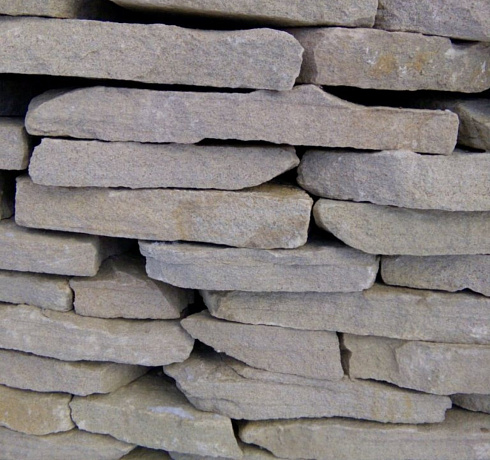 Kamenclub.ru: Песчаник пластушка светло-серый (3,0 см)  купить в Нововоронеже песчаник светло-серый, серый песчаник рваный ландшафтный колотый 13800 руб/м3   фото КАМЕНЬ КЛУБ