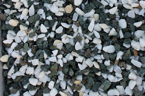 Kamenclub.ru: Мраморная крошка (щебень крошка микс: белый-зеленый-розовый) фр. 10-20 мм.  купить в Нововоронеже мрамор белый, зеленый, розовый декоративный ландшафтный колотый щебень 12000 руб/т   фото КАМЕНЬ КЛУБ