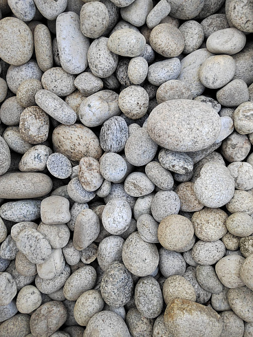 Kamenclub.ru: Галька речная окат (серо-белая) фр. 70-120 мм купить  в Нововоронеже галька галечник бело-серая, серо-белая, серая, белая речная природная галька  8000 руб/т   фото КАМЕНЬ КЛУБ