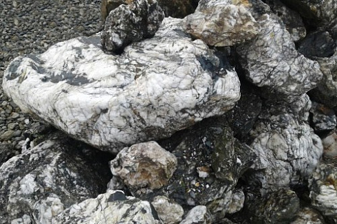 Kamenclub.ru: Черный гранит - кварцит фр. 100-500 мм.  купить в Нововоронеже мрамор гранит черный с белыми прожилками, серый, белый валун скальный колотый 7000 руб/т   фото КАМЕНЬ КЛУБ