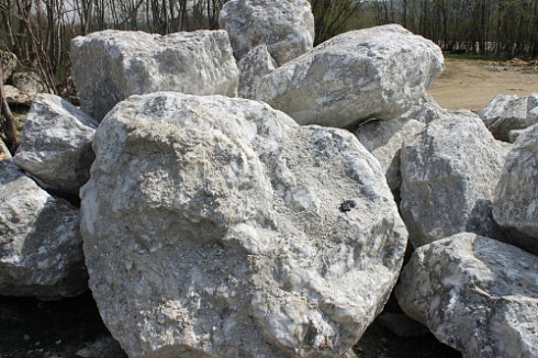 Kamenclub.ru: Мраморизированный известняк фр.500-1500 мм.  купить в Нововоронеже    10000 руб/т   фото КАМЕНЬ КЛУБ