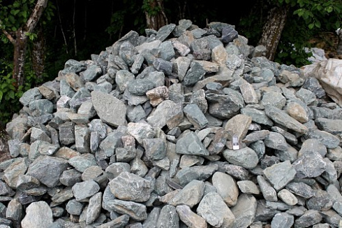 Kamenclub.ru: Гранит скальник (серо-зеленый) фр. 100-500 мм.  купить в Нововоронеже гранит зеленый, серый, салатовый крупный ландшафтный валун 6 000 руб/т   фото КАМЕНЬ КЛУБ