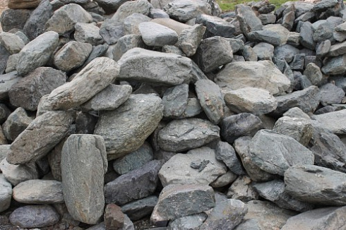 Kamenclub.ru: Гранит скальник (серо-зеленый) фр. 100-500 мм.  купить в Нововоронеже гранит зеленый, серый, салатовый крупный ландшафтный валун 6 000 руб/т   фото КАМЕНЬ КЛУБ