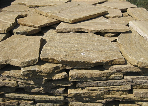 Kamenclub.ru: Песчаник пластушка желтый с рисунком (3 см)  купить в Нововоронеже песчаник желтый с рисунком, рыжий, желтый песчаник пластушка ландшафтная рваная 8 500 руб/м3   фото КАМЕНЬ КЛУБ