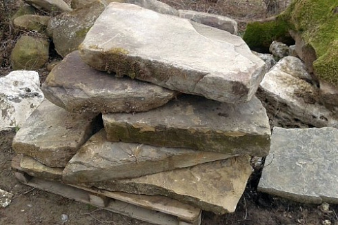 Kamenclub.ru: Песчаник плиты - плахи - пошаговые дорожки (фр. 70-150 мм)  купить в Нововоронеже песчаник серый бежевый желтый зеленый колотый песчаник строительный 6500 руб/т   фото КАМЕНЬ КЛУБ