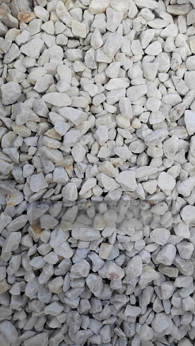 Kamenclub.ru: Мраморная крошка, щебень, цвет-белый, фр. 10-20 мм.  купить в Нововоронеже мрамор белый, молочный айвори каменная ландшафтная декоративная крошка шебня 12000 руб/т   фото КАМЕНЬ КЛУБ