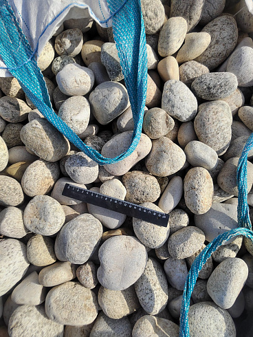 Kamenclub.ru: Галька речная окат (серо-белая) фр. 70-120 мм купить  в Нововоронеже галька галечник бело-серая, серо-белая, серая, белая речная природная галька  8000 руб/т   фото КАМЕНЬ КЛУБ