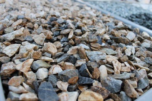 Kamenclub.ru: Мраморная крошка (щебень крошка медовый), фр. 10-20 мм.  купить в Нововоронеже песчаник бежевый, серый каменная ландшафтная крошка  12000 руб/т   фото КАМЕНЬ КЛУБ