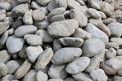 Kamenclub.ru: Бело-серый валунчик фр.100-300 мм.  купить в Нововоронеже крупный камень для ландшафта серый, белый бело-серый валун крупная галька 4500 руб/т   фото КАМЕНЬ КЛУБ