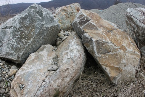 Kamenclub.ru: Гранит скальник (серо-зеленый) фр. 500-1500 мм.  купить в Нововоронеже гранит мрамор  серый зеленый темно-серый глыба скальная колотая ландшафтная 7 500 руб/т   фото КАМЕНЬ КЛУБ