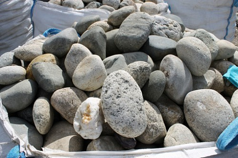 Kamenclub.ru: Речной валун (Ассорти) фр.100-300 мм.  купить в Нововоронеже галечник серый, темно-серый, светло-серый речная галька крупных размеров 4200 руб/т   фото КАМЕНЬ КЛУБ